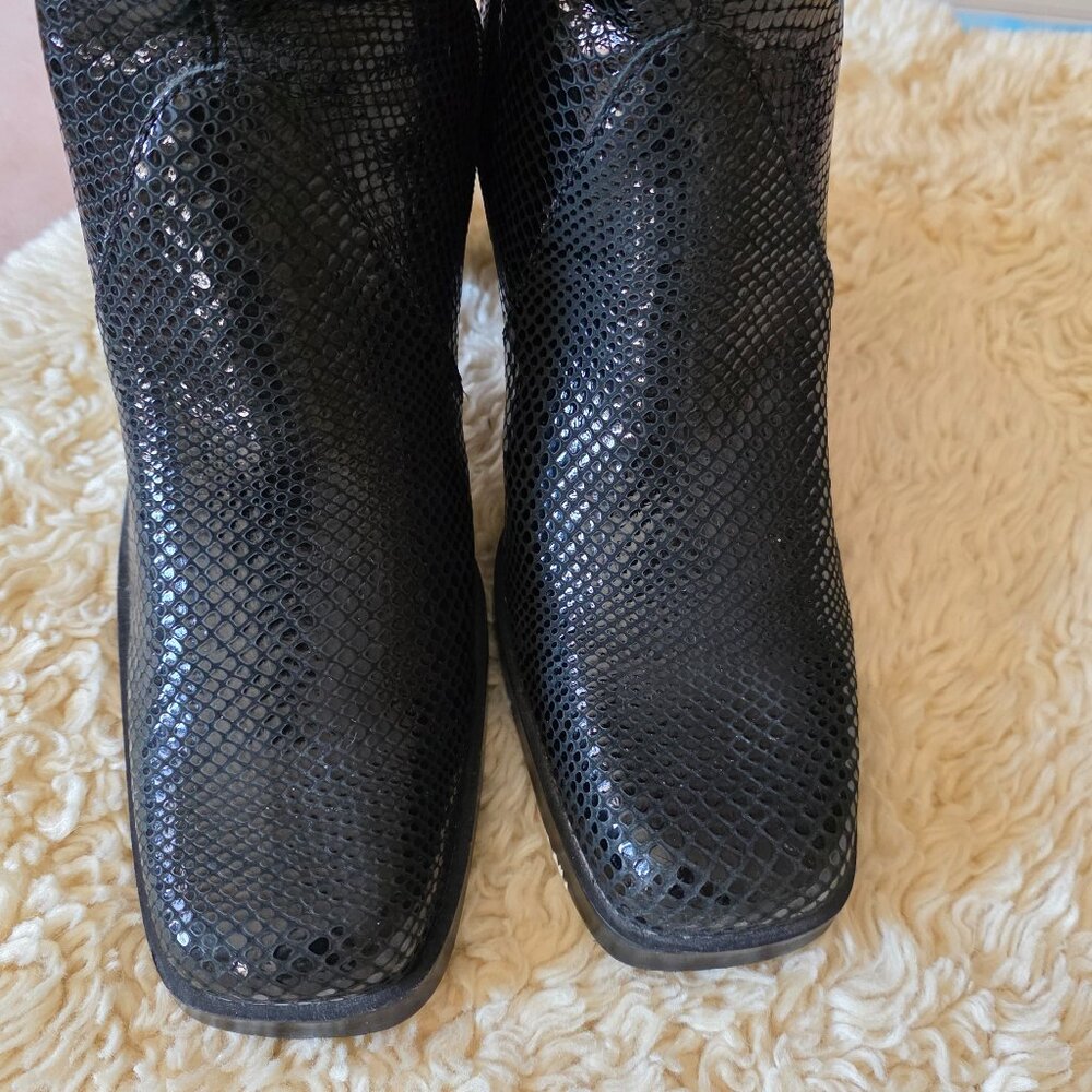 Black boots - Picture 2 of 5